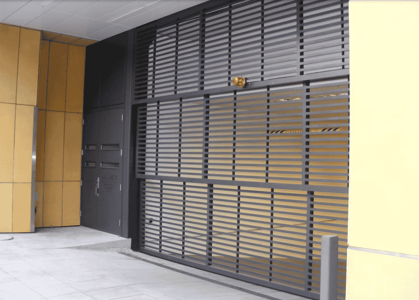 Vertical Lift Gates | Davis Door Service, Inc.